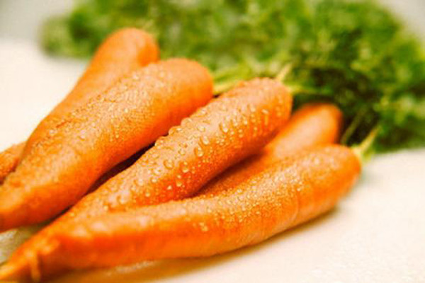 Beta – Carotene. Carotene thiên nhiên là một chất chống oxy hóa rất mạnh, có tác dụng bảo vệ tế bào cơ thể tránh bị tổn hại, từ đó có thể tránh cho tế bào bị ung thư. Ăn cà rốt trong thời gian dài có thể giúp cơ thể ít bị hấp thu bức xạ và tia tử ngoại cực mạnh.