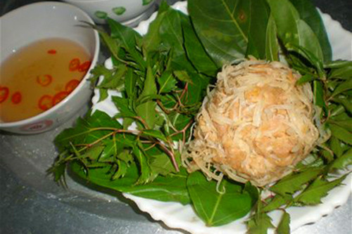 Nem nắm Giao Thủy. Nem nắm Xuân Thủy là một món ăn đặc sản của huyện Xuân Thủy ngày xưa, huyện Giao Thủy Và Huyện Xuân Trường ngày nay. Nem nắm Xuân Thủy có thành phần làm từ bì lợn (da heo) và thịt nạc mông, thính, đặc biệt là không thể thiếu nước mắm Sa Châu. Nem được ăn ngay sau khi chế biến mà không để chua như một số loại nem khác, thường được cuộn vào lá sung và lá đinh năng. Nem có thể được chấm với nước mắm chắt mặn,nước mắm tỏi ớt hoặc chấm tương ớt và có thể ăn kèm với rau sống khác. Là nột món ngon không thê bỏ qua.