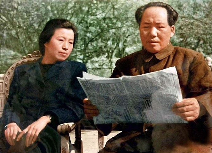 Mao Trạch Đông biết tiếng Anh. Có ba lí do khiến ông say mê học thứ tiếng này: Một là do đam mê. Hai là để thay đổi cách nhìn nhận. Ba là có thể tự đọc sách. Ông còn hài hước nói: "Tôi sống một ngày sẽ học một ngày, cố gắng học nhiều một chút, nếu không khi gặp được Karl Heinrich Marx thì làm thế nào. Ai giúp tôi phiên dịch?".