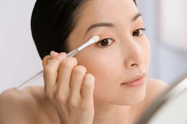 Làm đẹp đơn giản. Không nhất thiết bạn phải trang điểm như đi dạ hội. Chỉ cần ltrang điểm đơn giản và thường xuyên sẽ tiết kiệm thời gian cho bạn. Tập thói quen trang điểm hàng ngày để tạo thói quen giữ cho mình luôn hoàn hảo trong mắt mọi người.