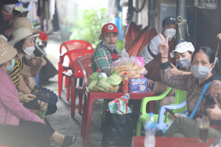 Nhiều người từ TP HCM, Đồng Nai, Bà Rịa - Vũng Tàu cũng chuẩn bị đồ ăn, đón xe đến Long An để theo dõi phiên tòa. Họ mong phiên tòa diễn ra công minh, xét xử đúng người đúng tội.