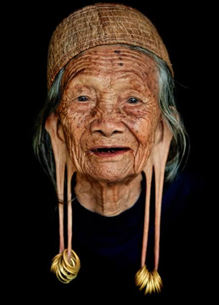 Ngày nay, nhiều nơi trên thế giới người ta vẫn còn có tục “căng tai”, từ bộ lạc Masai ở Kenya đến các bộ lạc Huaorani trong lưu vực sông Amazon.
