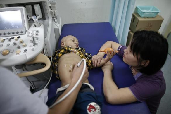 Mẹ bé phải luôn túc trực ở bên cạnh.