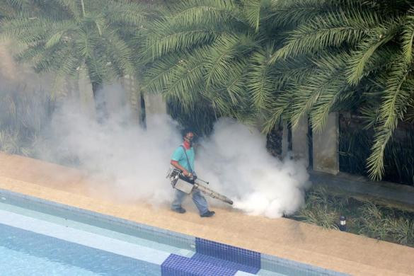Nhân viên phun thuốc muỗi tại các khu vực công cộng ở Singapore.