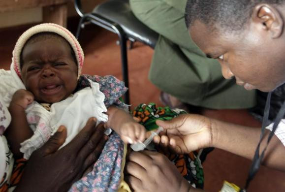 Một đứa trẻ đang được tiêm thử nghiệm vaccine phòng chống sốt rét tại một bệnh viện ở thị trấn ven biển ở Kenya.