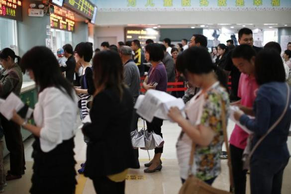 Yan Hongyu, mẹ của Niuniu đang xếp hàng để trả tiền hóa đơn y tế tại Bệnh viện trẻ em Thượng Hải.