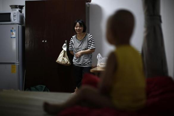 Người mẹ nở nụ cười rạng rỡ với con trai sau khi trở về nhà.