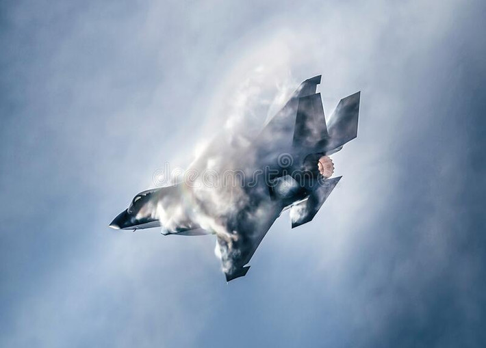 Trước hết F-35 là chiến đấu cơ tàng hình thế hệ 5 của Mỹ và J-10 thuộc chiến đấu cơ thế hệ 4 của Trung Quốc, nhưng có khả năng cơ động tương tự nhau và cả hai máy bay về khả năng cơ động, đều được đánh giá với 8,5 điểm trên thang điểm 10 (8,5/10).