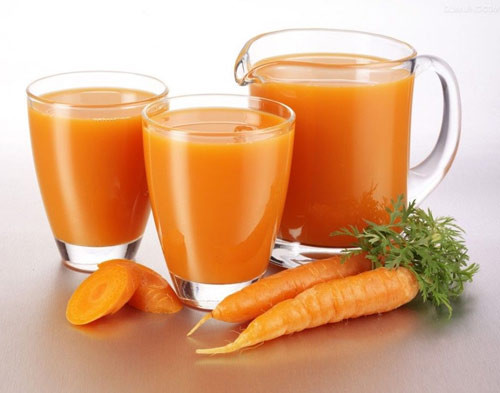Ăn cà rốt. Cà rốt chứa nhiều chất carotine nên có thể thải loại độc tố. Cà rốt càng tươi thì khả năng khử độc càng mạnh. Bạn có thể dùng nước ép cà rốt trộn với mật ong để làm tăng hương vị và khả năng giải độc.