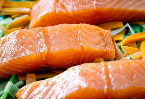 Axit béo Omega-3. Omega 3 có nhiều trong cá hồi, quả óc chó và hạt lanh. Một nghiên cứu năm 1995 tại các "Tạp chí Dinh dưỡng châu Âu" cho thấy rằng, phụ nữ bổ sung omega 3 sẽ tốt hơn các chất béo khác và làm cho chu kì kinh nguyệt nhẹ nhàng hơn. Bởi omega 3 có tác dụng khống chế một nhóm các chất giống như nội tiết tố trong cơ thể gọi là prostaglandin có liên quan đến các cơn co thắt cơ bắp và đau bụng kinh.