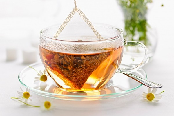 Trà. Mặc dù chị em được khuyến cáo là nên tránh tất cả các loại cafein bởi nó có thể làm cho kì nguyệt san khó chịu hơn, nhưng trà lại là một nguồn mangan phong phú. Trà gừng có thể hữu ích trong việc làm giảm buồn nôn và đầy hơi, và trà hoa cúc cũng có tác dụng làm giảm co thắt cơ và làm giảm sự căng thẳng có thể dẫn đến sự lo lắng và khó chịu.