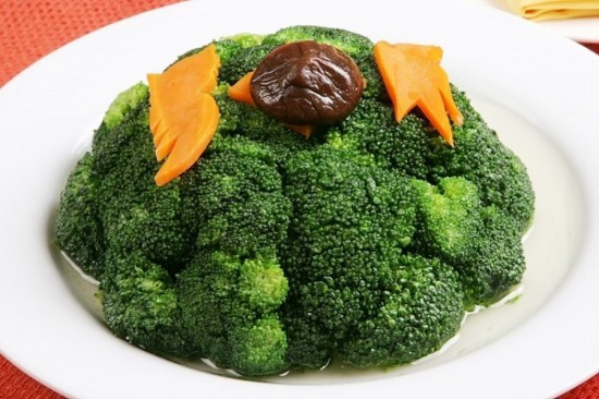 Rau quả màu xanh lá cây. Rau xanh có nhiều chất magiê, canxi và kali, sẽ làm giảm và ngăn chặn sự co thắt dẫn đến đau do chuột rút. Ngoài ra, các khoáng chất có trong rau xanh có thể còn giúp bạn bình tĩnh, thư giãn cảm xúc và giảm sự khó chịu. Lượng vitamin K trong rau xanh cao là rất cần thiết cho sự đông máu và ngăn ngừa chảy máu quá mức.
