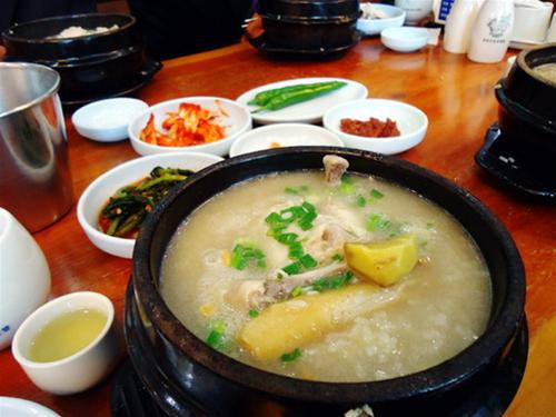 Cháo nhân sâm: Gạo tẻ 100g, rang cho nở, sau dùng lửa nhỏ hầm nhừ. Lấy 10g nhân sâm thái lát mỏng cho vào hầm tiếp là được. Mỗi ngày cho ăn 1 lần, nên sử dụng thường xuyên.