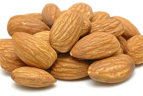 Hạnh nhân. Trong hạnh nhân có chứa một lượng lớn chất chống oxy hóa, vitamin E và nguyên tố magie giúp bạn giảm béo hiệu quả. Ngoài ra, hàm lượng chất xơ và protein phong phú còn có thể tăng cảm giác no, cho phép bạn kiểm soát cân nặng.