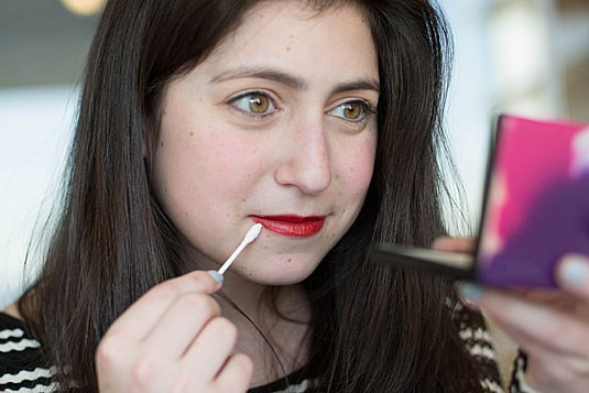 Sử dụng bông tăm lau khuyết điểm. Nếu bạn vô tình vẽ nét bị lệch hay làm nhem mascara thì hãy dùng bông tăm thấm 1 chút nước hoa hồng hoặc nước tẩy trang và chặm nhẹ nhàng vào vết lem. Sau đó dùng kem/phấn nềm dặm nhẹ lại. Cách này thì tốt hơn là phủ đè phấn nền lên bên trên.