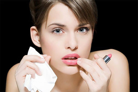 Để son môi giữ được màu lâu hơn, sau khi tô son, hãy giữ một tờ giấy ăn phủ lên môi rồi nhẹ nhàng tán chút phấn lên trên lớp giấy thấm.