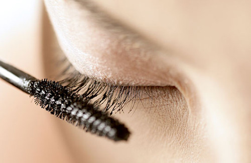 Chải mascara ở phần đầu lông mi. Theo chuyên gia trang điểm Stephen Sollitto, một lớp mascara quá dày có thể giúp lông mi trông dài hơn nhưng cũng khiến chúng cứng đơ hơn. Và điều này thật sự là không hợp thẩm mỹ cũng như không tốt cho hàng lông mi của bạn tẹo nào. Với kinh nghiệm nhiều năm, Stephen Sollitto cho rằng: Một lớp mascara mỏng và được chuốt nhẹ nhàng ở phần đầu lông mi là cách hợp lý nhất cho một phong cách tự nhiên cũng như bảo vệ hàng lông mi của bạn.