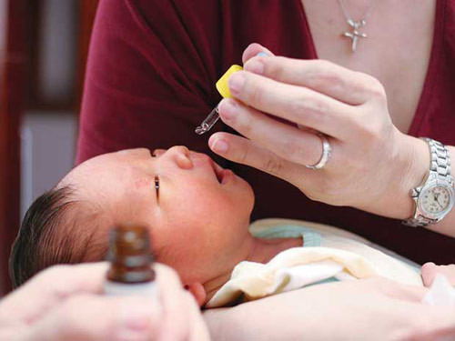 Chính vì suy nghĩ thuốc nhỏ mũi không uống trực tiếp nên không gây nguy hiểm, nhiều phụ huynh có tâm lý “thoải mái” khi mua và sử dụng các loại thuốc nhỏ mũi cho trẻ. Trong khi đó hiện trên thị trường có hàng chục loại thuốc nhỏ mũi với những chỉ định, liều dùng khác nhau. Hiện có nhiều loại thuốc nhỏ mũi không được dùng cho trẻ dưới 2 tuổi, có loại chỉ được dùng cho trẻ trên 6 tuổi hoặc trên 12 tuổi. Tùy mức độ bệnh, độ tuổi mà các bác sĩ sẽ kê toa cho bệnh nhi.