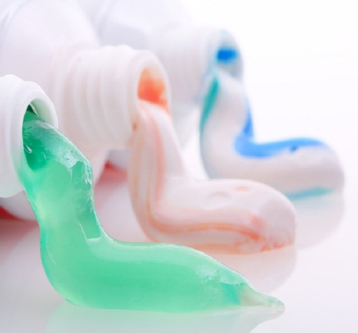 Sai lầm 6: Kem đánh răng có thể chữa khỏi mụn. Có nhiều lời truyền miệng rằng kem đánh răng, bột soda, nước oxy già, cồn...có thể làm khô và chữa mụn. Thực tế, chưa có nghiên cứu y khoa nào chứng minh những chất này có tác dụng trị mụn trứng cá, mặt khác, một số loại da nhạy cảm có thể bị dị ứng với các thành phần này khiến mụn nghiêm trọng hơn.