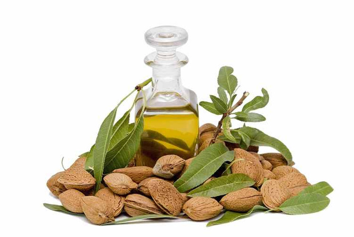 Tinh dầu hạnh nhân. Dầu hạnh nhân rất giàu vitamine E sẽ giúp nuôi dưỡng mi tốt nhấtnếu muốn mi mọc nhanh nhất, hãy dùng dầu hạnh nhân mỗi tối và để qua đêm, sáng dạy rửa mặt như bình thường.