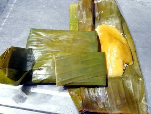 Bánh lá thốt nốt. Để làm ra những chiếc bánh lá hấp dẫn chỉ cần bột gạo, đường thốt nốt, nước cốt dừa, trái thốt nốt và cách làm cũng rất đơn giản. Đầu tiên ta phải xay gạo và ủ bột gạo sau một đêm. Kế đó ta đem trộn bột gạo, đuờng, nước cốt dừa, bột thốt nốt rồi mang đi nấu tạo thành hỗn hợp sền sệt. Khi gói bánh ta múc bột này vào lá chuối, tạo dáng hình chữ nhật rồi cho dừa nạo khô lên trên và gói lại. Nếu thích bạn cũng có thể thay dừa bằng đậu xanh nấu chín cũng rất ngon.
