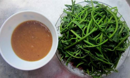 Mắm cáy. Mắm cáy là một đặc sản của Thái Bình, được làm từ thịt cáy, một loại cua sống chủ yếu ở vùng duyên hải. Cáy sau khi làm sạch, giã nhuyễn, trộn với muối được ủ kín vào chum, vại 7 đến 10 ngày rồi phơi nắng, phơi sương. Cuối cùng là trộn thêm thính, men rượu để khử mùi hôi và tạo mùi thơm. Món nước chấm này ngon nhất khi dùng với ngọn rau lang luộc, thịt luộc hay dưa muối.