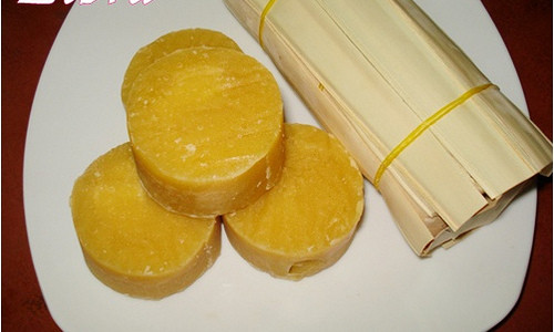 Đường thốt nốt. Đường thốt nốt có vị ngọt thanh, ăn vào không quá gắt như đường cát, lại có vị bùi bùi, thơm béo. Để có được những khoanh đường thốt nốt, người dân phải thức từ sáng sớm để cắt cuống bông thốt nốt và đem thùng để hứng nước rỉ ra từ cuống, sau đó dùng chất nấu ngay chất lỏng này cho đến khi keo lại và đổ vào khuôn làm bằng ống tre.