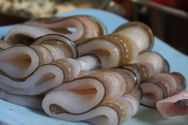 Với thời tiết này, mẹ cần hạn chế những thực phẩm có tính hàn trong thực đơn của con. Những thực phẩm điển hình có tính hàn như dưa hấu, củ cải, rau câu, lươn, nghêu sò. Ngược lại, mẹ có thể thay bằng những loại như thực phẩm có tác dụng ôn nhiệt như hành, hẹ, tỏi, ớt, thịt.