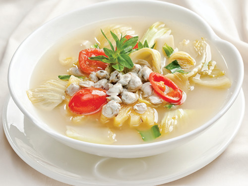Canh hến dưa cải. Đây là món ngon mang hương vị biển, giàu dinh dưỡng, thích hợp cho người bệnh tim mạch. Phi thơm hành,, cho hến vào xào, trút ra dĩa. Tiếp tục xào cải chua với gừng. Nấu sôi nước dùng với 2 trái me, cho cải chua vào nấu mềm. Vớt me ra và dằm lấy vị chua, cho hến và cà chua vào nấu vừa chín tới, tắt lửa. Món này dùng nóng với cơm, nước mắm và ớt cắt lát.