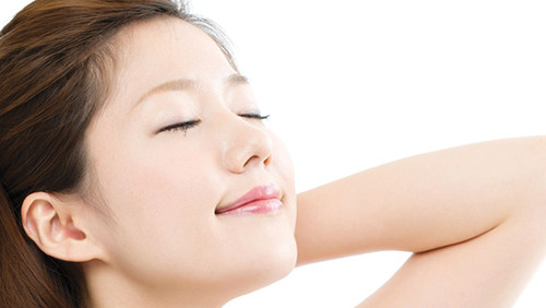 Dùng làm trắng da. Thoa phấn rôm đều lên những vùng da hở khi mặc áo sát nách. Bạn sẽ ngạc nhiên vì da mình mịn màng và trắng lên rất nhiều. Để hiệu quả hơn, bạn nên bôi một lớp kem chống nắng rồi mới xoa phấn rôm lên. Điều này vừa giúp phấn rôm lâu trôi, lại giúp da nhìn trắng đều hơn.
