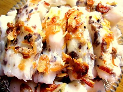 Bánh cuốn Làng Kênh (Nam Định). Bánh cuốn Làng Kênh được làm từ bột gạo Mộc Tuyền. Những người làng Kênh không mang bánh đi bán rong mà họ chỉ ngồi cố định tại một quán bên đường hay một sạp hàng trong chợ. Bánh cuốn làng Kênh luôn có màu hơi ngà vàng. Mỗi lá bánh được thoa một tí mỡ nước hay dầu ăn để khỏi dính và tăng thêm chút ngậy, rắc vào đó mấy miếng mộc nhĩ thái nhỏ.