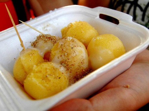 Bánh bò đường thốt nốt. Nguyên liệu chính để làm món bánh thốt nốt là: bột gạo, đường thốt nốt, nước cốt dừa, đậu xanh đãi vỏ nấu chín tán nhuyễn, bột vỏ trái thốt nốt già mài nhuyễn lấy nước pha chung vào bột gạo cho có mùi thơm đặc trưng. Những chiếc bánh bò đường thốt nốt sẽ có màu vàng tự nhiên, mùi thơm lừng cộng vị ngọt béo của nước cốt dừa và đường thốt nốt