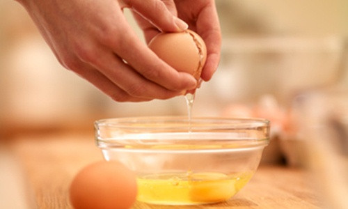 Sử dụng lòng trắng trứng. Cho lòng trắng trứng vào bột chiên giúp bột nở nhiều và sánh. Vì vậy món chiên sẽ được phủ một lớp bột mịn và mềm.
