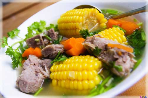 Với các món canh hầm xương, khi nấu xong bạn hãy vớt lớp mỡ trên bề mặt nồi canh, chỉ để lại trong đó ít mỡ. Làm vậy lúc ăn bạn sẽ không cảm thấy ngán.