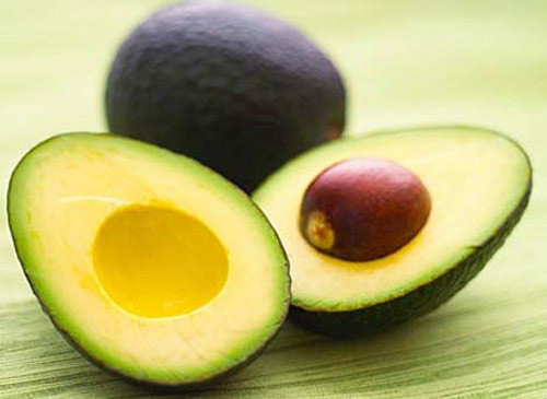 Bơ. Quả bơ chứa vitamin C, E và các chất béo không bão hóa đơn, có khả năng khóa độ ẩm trên da, ngăn ngừa da khô, bong tróc.