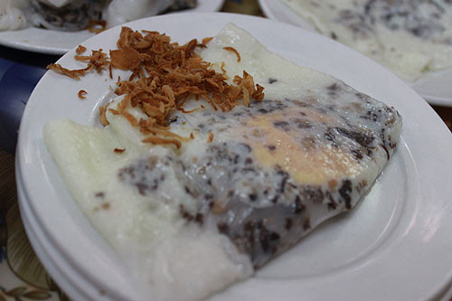 Bánh cuốn trứng Lạng Sơn. Bánh cuốn trứng là một đặc sản nổi tiếng ở Lạng Sơn. Cũng giống với các loại bánh cuốn khác, vỏ bánh cuốn trứng được làm từ bột gạo xay nhuyễn hòa tan đều với nước rồi tráng thành một lớp mỏng. Điểm khác biệt rõ rệt của bánh cuốn trứng Lạng Sơn là nhân bên trong bánh là lòng đào trứng gà thơm ngậy. Món bánh cuốn này ăn cùng với nước chấm được làm từ nước dùng ninh xương ống, thêm ít hành, mùi, tiêu, ớt…hoặc nước dấm pha chút xì dầu nhưng ngon nhất vẫn là chấm cùng nước thịt kho.