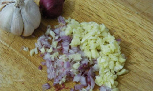 Thái hành, tỏi thật mỏng, hoặc băm nhuyễn