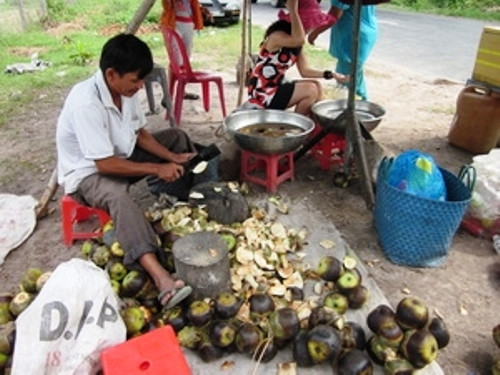 Rượu chua thốt nốt. Đây là thức uống lên men vô cùng hấp dẫn được làm từ trái thốt nốt tươi. Để có được vị chua đặc trưng của trái thốt nốt lên men người ta phải chọn ra những trái thốt nốt có cơm chắc thịt và có vị ngọt hơn gắt chứ không chọn những trái thốt nốt quá non. Sau thời gian ủ lên men sẽ cho ra loại rượu chua thốt nốt đặc trưng. Người miền Tây thích uống rượu chua thốt nốt sau bữa ăn hoặc uống vào những ngày trời hè oi bức.