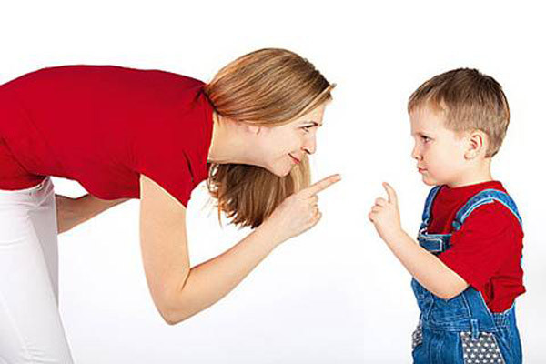 1. Đưa ví dụ chính xác. Điều này rất quan trọng vì nó là dấu hiệu đầu tiên để đứa trẻ noi theo. Không ai dạy trẻ bóp méo sự thật với cha mẹ hay những người lớn tuổi, chúng sẽ thu thập những ý kiến, thái độ và hành động từ lời nói của cha mẹ. Vậy nên tốt hơn hết cha mẹ hãy lấy những ví dụ chân thật và gần gũi với con mình nhất.
