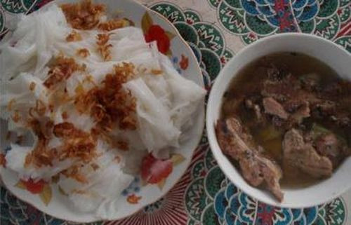 Bánh cuốn Phủ Lý. Không giống như món bánh cuốn ở một số nơi khác, bánh cuốn chả Hà Nam được ăn nguội cùng thịt nướng và nước mắm nóng đủ vị chua cay mặn ngọt kèm một số loại rau thơm khác. Bánh sau khi được tráng sẽ được xếp thành từng tấm đặt chồng lên nhau. Chả ăn kèm được làm từ thịt lợn ba chỉ để khi nướng lên không bị quá khô hay ngấy. Thịt sau khi thái miếng vừa ăn sẽ được ướp cùng nước mắm, hành khô, tiêu, đường và vừng trắng rồi nướng trên than củi.