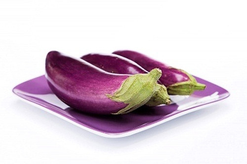 Cà tím: Chứa khá nhiều vitamin P, có thể tăng cường sự linh hoạt của các mao mạch, do đó có tác dụng nhất định trong việc phòng và điều trị huyết áp cao, xơ vữa động mạch.