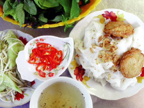 Bánh cuốn Hải Dương. Bánh cuốn Hải Dương được tráng thành từng lá mỏng như tờ giấy pơ-luya, sau đó rưới thêm nước mỡ và hành đã được phi thơm ngào ngạt. Các lá bánh cuốn được rải chồng lên nhau trong một cái thúng có lót lá chuối và một số bao vải, ni lông cách nhiệt nên đến khi ăn bánh vẫn còn nóng. Nước chấm được pha bằng loại nước mắm ngon với các gia vị khác như ớt, hạt tiêu, quất, giấm. Bánh ăn kèm với chả quế.