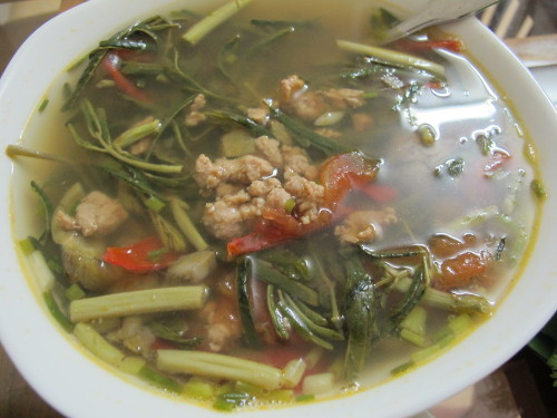 Lá vông nấu thịt, rau rút. Rau rút bỏ cọng già và lớp bông trắng bên ngoài thân, để nguyên lá, cắt đoạn ngắn. Khoai sọ gọt vỏ cắt miếng; củ sen, củ súng ngâm nước cho hết chát, bớt nhựa, xắt lát mỏng, đổ nước vừa đủ nấu nhừ. Thêm thịt và nêm gia vị. Cuối cùng cho rau nhút và lá vông non, chỉ hơi chín tái là được, ăn mới ngon.