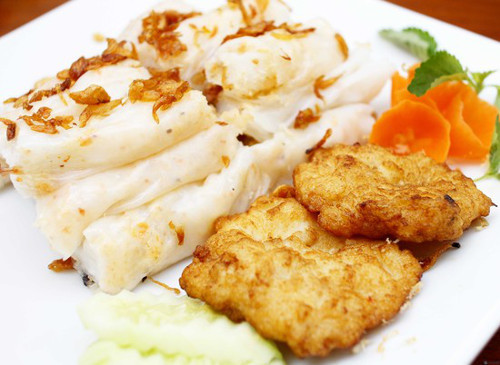 Bánh cuốn Hạ Long. Bánh cuốn ở Hạ Long được tráng mỏng lộ rõ cả nhân thịt băm, nấm, mộc nhĩ bên trong cùng hương thơm quyến rũ của ruốc và hành phi. Khách tới Hạ Long thường gọi những đĩa bánh cuốn chả mực đầy đặn để cảm nhận vị giòn sần sật của chả mực và vị mềm dẻo của bánh cuốn. Bát nước chấm cũng là điểm nhấn đáng chú ý của món ăn này. Để giảm đi vị tanh từ mực, nước chấm bánh cuốn thường được pha cay hơn một chút.