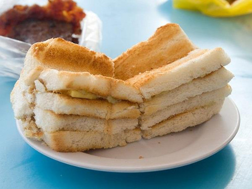 Bánh mỳ nướng Kaya. Bánh có hương vị đặc biệt, kẹp giữa là loại nhân có một không hai, không cầu kỳ nguyên liệu nhưng một khi ai đã nếm thì khó có thể quên hương vị độc đáo này. Kaya đã trở thành món ăn đặc trưng và phổ biến trên khắp nẻo đường Singapore.