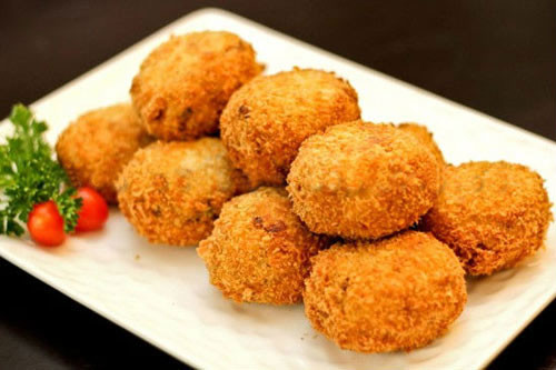 Sau khi chiên, để món chiên lên trên giấy thấm dầu để hút bớt lượng dầu ăn còn thừa và bảo quản món chiên được giòn.