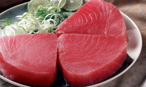 Cá ngừ. Cá ngừ chứa hàm lượng lớn biotin, cung cấp độ ẩm cho da, ngăn ngừa bong tróc, mẩn đỏ. Axit béo omega 3 DHA và EPA trong cá ngừ giúp duy trì màng tế bào, bảo vệ da và giữ nước cho da.