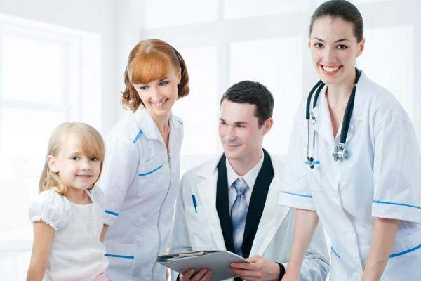 7. Nói chuyện với bác sĩ tâm lý. Nếu nói dối trở thành một thói quen của con, bạn không nên trì trệ liên hệ đến bác sỹ để theo dõi. Vì nếu cứ để con duy trì lâu dài sẽ ảnh hưởng xấu đến tính cách của con trong tương lai