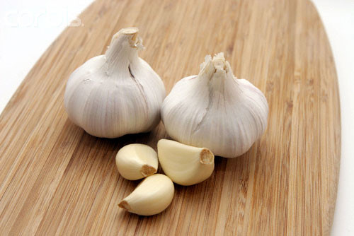 Tỏi: Có chứa chất capsaicin, có thể loai bỏ sự tích tụ mỡ trong các mạch máu, có tác dụng hạ lipid, là phương thuốc hữu hiệu trong việc điều trị và giàm chứng xơ cứng động mạch.