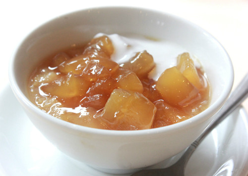Chè thốt nốt. Đây là một đặc sản miền Tây. Vị dẻo, mềm của cùi thốt nốt hòa quyện với vị béo, ngọt của nước cốt dừa cùng vị thơm của đường thốt nốt tạo nên món ăn quyến rũ. Để cho ra món chè thốt nốt nước cốt dừa thì vô cùng đơn gian, ta chỉ việc nấu tan đường thốt nốt sau đó lần lượt cho nước cốt dừa rồi trái thốt nốt đã được cắt sạch vỏ vào.